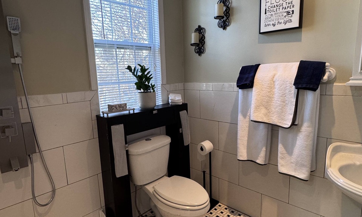 Upper Darby House | Upper Darby Studio Apartment w/WiFi, AC and a Private Deck.