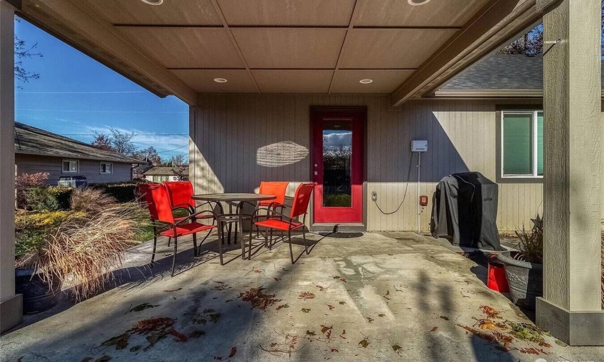 Milton-Freewater House | Vineyard Gypsy - kitchen, gas fireplace, hot tub, queen beds