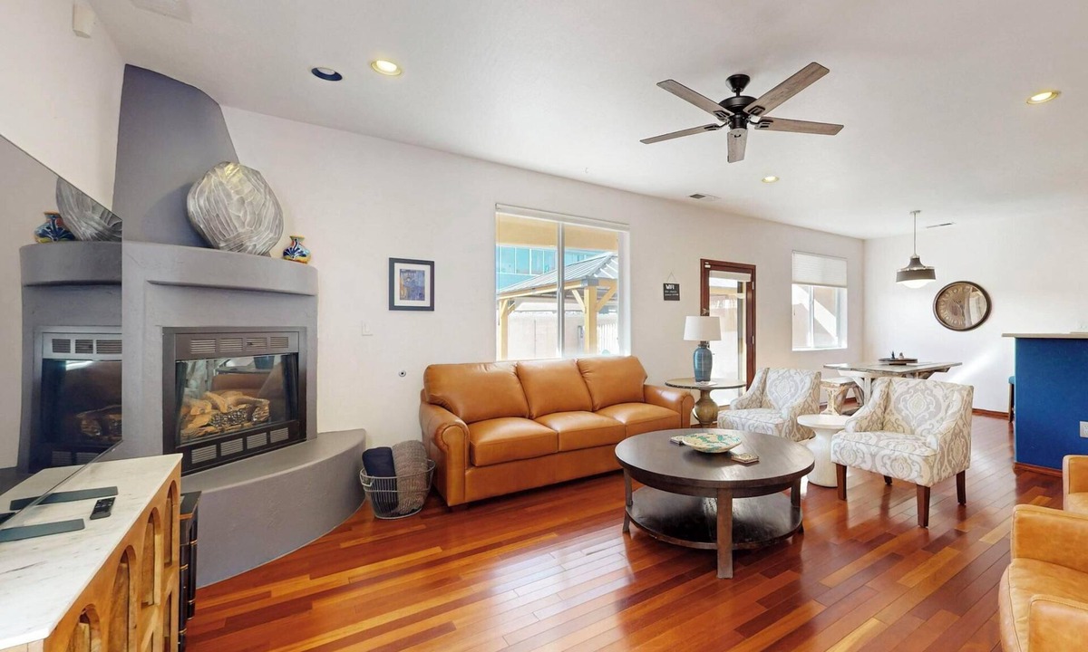 Barelas House | Visiting ABQ for a conf? Home centrally located get anywhere in the city in 20m.