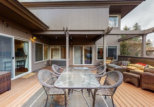 Broken Top townhome with private hot tub, deck, grill, fast WiFi, & washer/dryer in Bend