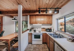 Mt Baker Lodging - Cabin 67 - Private 2-story cabin with a private hot tub in Maple Falls