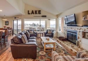 Spacious condo with pools, hot tub, & sandy beach access in Manson