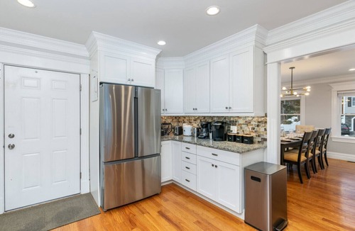 Stoneham House | 15 Min to Boston, Spacious 5BR Retreat on Road with Office Space & Comfortable Beds