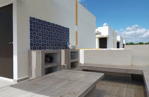 Puerto Juarez House | 15 Minutes From Xcaret, Cenotes & the Beach-Gated Pool Condo + Fast Wifi + roof.