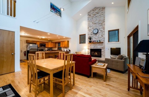 Harbert Cottage | 2027 OPEN! (3 Nt Min) Harbert Home With Private Hot Tub Steps To Beach!