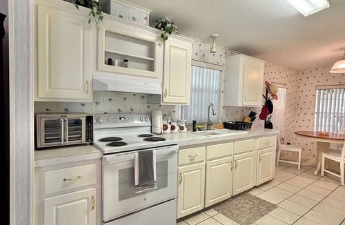 Balm House | 3/2 MH on 1.5 ac with fenced pasture, barn, & 900sq’ screened porch.Near trails