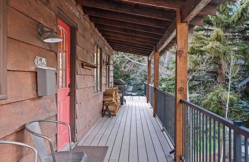 Highland Meadows Ski Chalet | 3BR West Vail riverfront duplex, hot tub, fireplace, yard