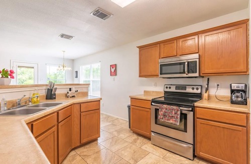 Solana Ridge House | 6BR home with Game Room, Fire Pit, Mini golf by Lackland & SeaWorld