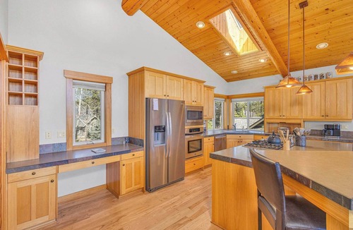 Three Rivers House | AC, on the Deschutes River, Luxury, quiet neighborhood, 5 star views!