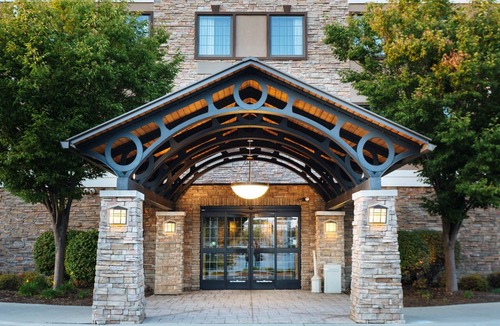 Maumee Apartment | Accessible 1BR Suite w/Roll Shower + Breakfast