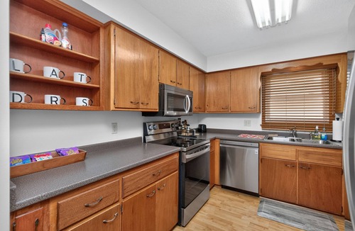 Ankeny House | Ankeny 3BR Duplex, King Bed, Workspace & Game Room