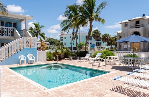 Holmes Beach House | Anna Maria Beach Place #3. Directly Across Street From The Beach With Pool.