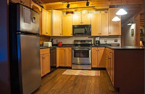 Timberline Cabin | AUTHENTIC LOG CABIN-11 Acre Lake, Central AC, Hot tub, WiFi