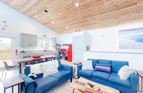 Bandon Apartment | Beachy Dog-Friendly Home Near the Coast with Free WiFi & a Kitchenette