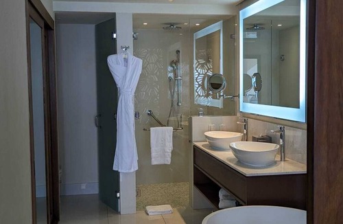 El Tezal Resort | Beautiful resort in Cabo San Lucas with spa, gym, lazy river, infinity pool