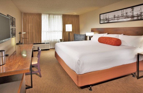 Wilburton Hotel | Bellevue King Stay | Onsite Communal Pool | 1.0 mi to Kidsquest Museum