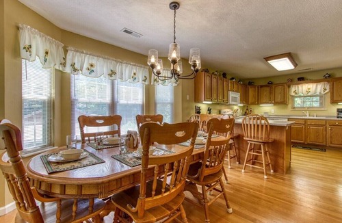 Pigeon Forge Cabin | Bluebird`s Song 5BR, 3.5BA by HoneyBearCabins