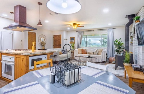 Oakhurst Cottage | Boho Chic style 3-Bedroom cottage near Yosemite, with Firepit/BBQ Grill