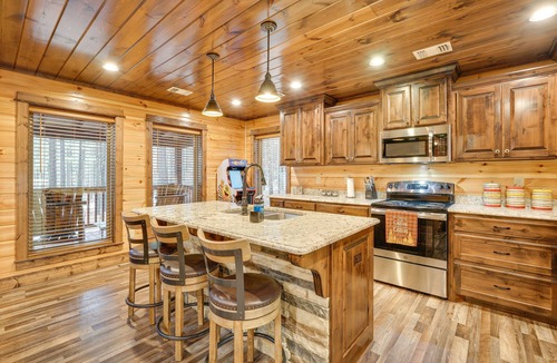 Golden Cabin | Broken Bow Cabin on 1 Acre w/Hot Tub & Fire Pit!