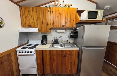 Texanna Cabin | Cabin 2: Cozy Tiny Cabin, Sleeps 4, Pet Friendly