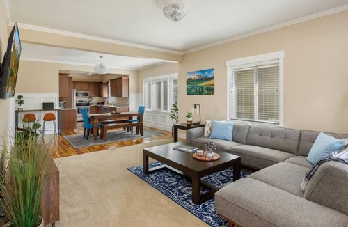 Enumclaw House | Camp Claw. AC, Garage Parking, Wash&Dry, Basecamp for Rainier, Crystal, Seattle