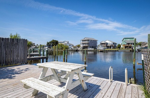 Colington Harbour House | Canal front Retreat with Kayaks, Paddle boards and Fire pit. Newly Furnished!