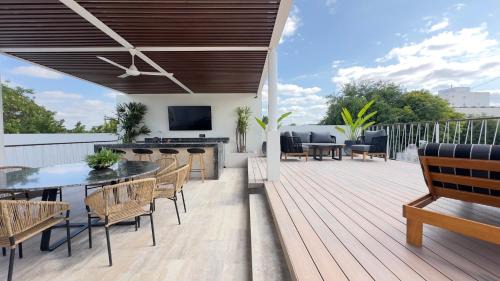 Zona Paseo Montejo House | Casa del Paseo Luxury Home in Centro Rooftop Bar & 2 Pools