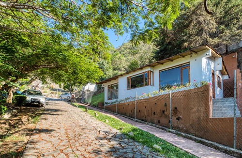 El Santuario Cabin | Casa La Serena: Lakeview Cabin in Valle de Bravo