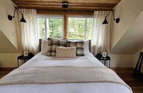 Marblemount Cabin | Cascade River Hideaway-Dogs welcome, off-grid