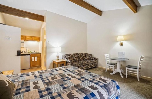 West Bridgewater Hotel | Cedarbrook Queen Studio 210