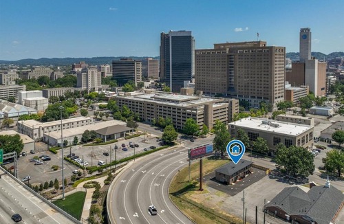 Civil Rights Historic District Apartment | Central Quarters- GroupsKing & Queen BedsParking