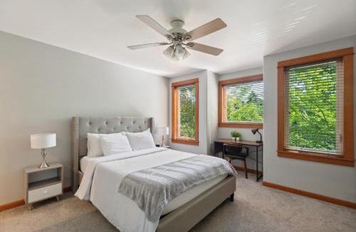 Green Lake Apartment | Charming 2BR Townhouse near Green Lake