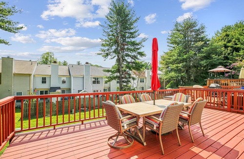 Aspen Hill House | Charming 3-bedroom townhome with AC and WiFi in Silver Spring