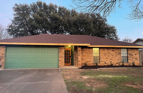Grapevine House | Charming 3-bedroom house in quiet neighborhood, walking distance to lake
