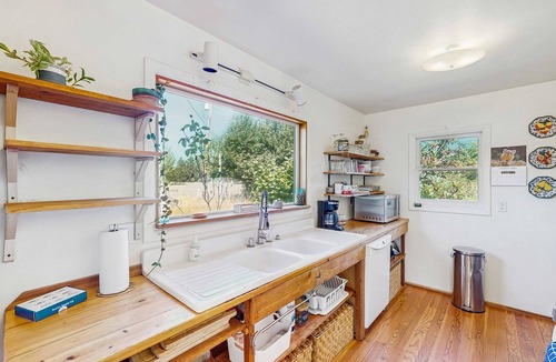Thurston House | Charming dog-friendly house and separate studio with grill, WIFI, washer and dryer