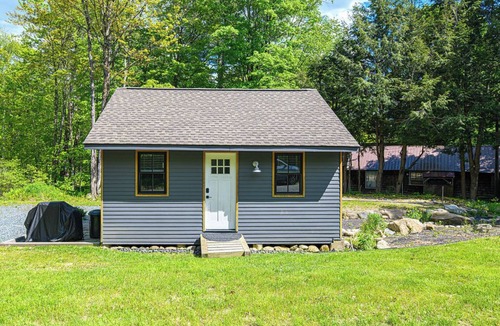 Newbury Cottage | Charming Sunapee Tiny Home: Walk to Lake + Cool AC