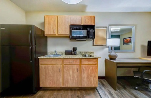 Lenexa Hotel | Clean & Comfy Studio w/Kitchenette & Free Parking | Oak Park Mall - 2.4 miles