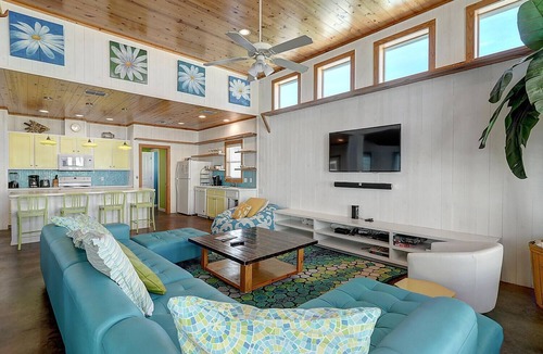 Port Aransas House | Come and play at our Mango and Cash Beach house! Pet friendly! Close to the beac
