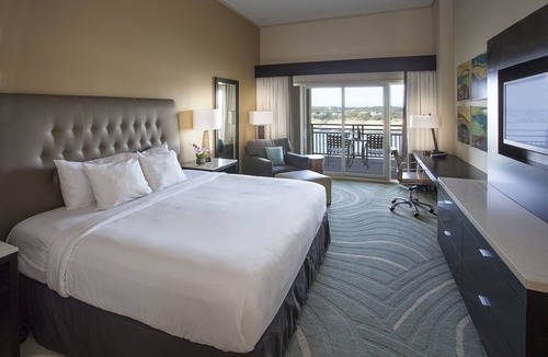 Lakeway Hotel | Comfortable and Suiting Stay! Pets Allowed, Outdoor Pool!