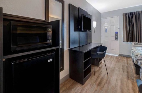 Buttonwillow Apartment | Comfy King Bed|Free Wifi &Parking
