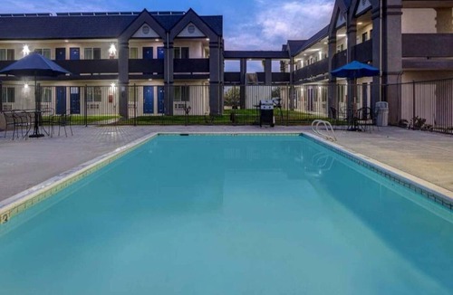 Buttonwillow Apartment | Comfy King Bed|Free Wifi &Parking