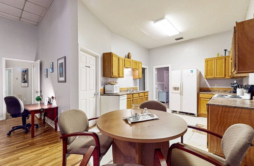 Ingleside House | Conveniently located home with full kitchen - near the ocean
