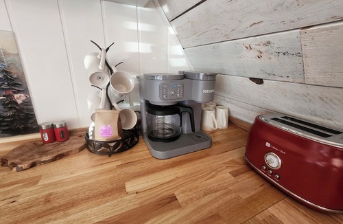 Mill Run Cabin | Cozy 2-BR cabin w/Hot Tub & Firepit, near Ohiopyle, Seven Springs & Fallingwater