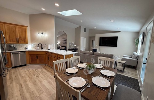 Springfield House | Cozy Getaway for Work & Play-Game Room-Walk to Hospital-Close to Hayward-Autzen