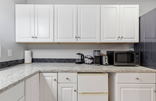 Mountain View Apartment | Cozy Queen, Private Bathroom and Entryway