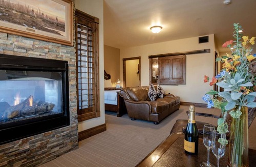 Jackson Hotel | Downtown Jackson - Fireplace Suite