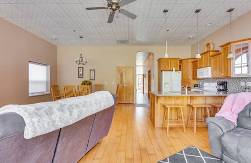 McGregor Condo | Downtown McGregor Condo w/Restaurant On-Site!
