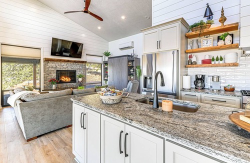 Roseburg Cottage | Dreamy Hilltop View: Roseburg Retreat w/Hot Tub!