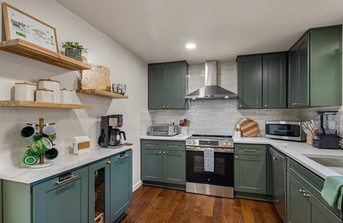Amazon House | Emerald On Orchard Luxury Eugene Vacation Rental Near Uo 4 Bedroom Home