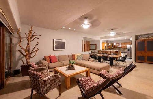 La Cruz de Huanacaxtle Condo | Esta amplia villa de 3 habitaciones ofrece espectaculares vistas al océano, una alberca privada tipo plunge, acceso directo a la playa y acceso a las increíbles amenidades del resort, incluyendo 8 albercas, spa, restaurante y mucho mas